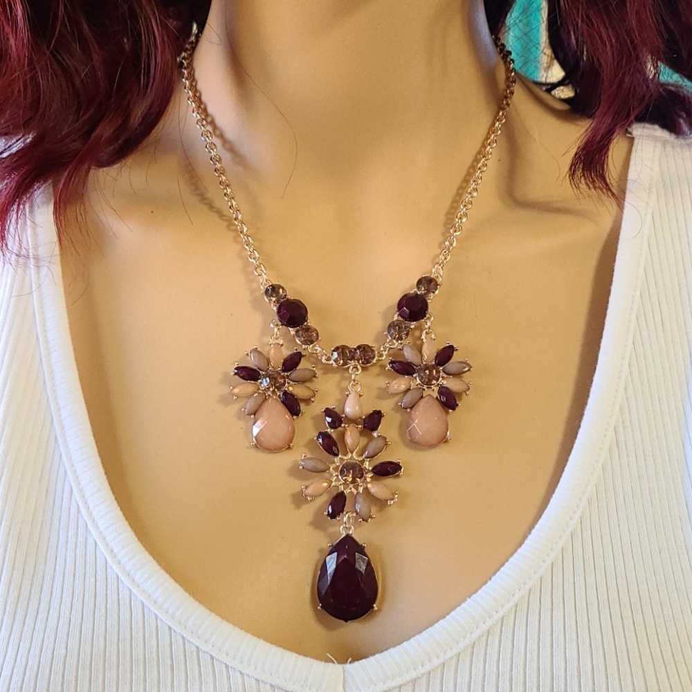 NWT Beautiful Gem Necklace